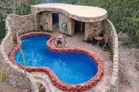 ببینید| روند ساخت یک ویلای استخردار با چوب و سنگ در جنگل های کامبوج