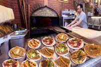 ببییند| غذای خیابانی در ترکیه؛ مهارت آشپز ترک در پخت روزانه 1000 پیده در ازمیر