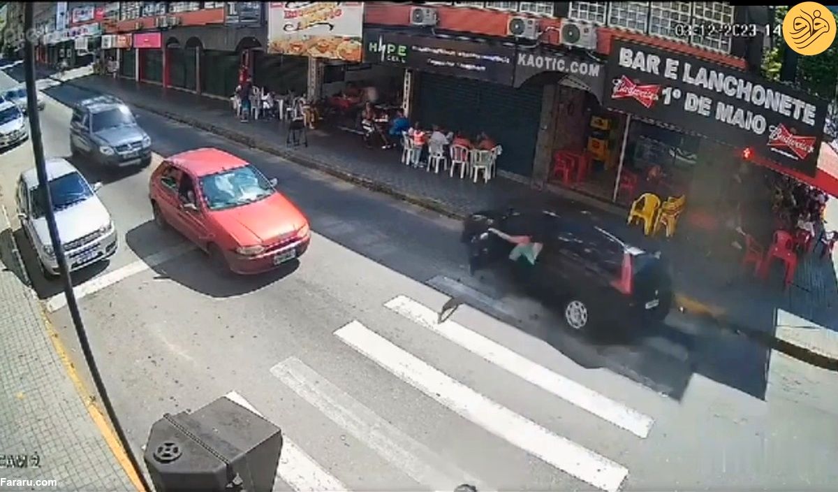 (ویدئو) راننده زن با بی‌احتیاطی مشتریان رستوران را زیر گرفت