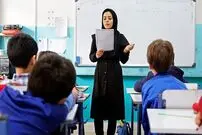 (عکس) نوشته عاشقانه در پشت لباس یک خانم معلم