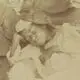 عکس| سفر زمان؛ چرت زدن پسر و قلیان کشیدن پدر در یک کارگاه در دوران قاجار