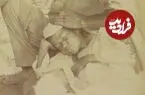 عکس| سفر زمان؛ چرت زدن پسر و قلیان کشیدن پدر در یک کارگاه در دوران قاجار