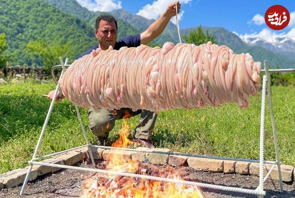 (ویدئو) غذای روستایی؛ کباب کردن گوشت و 400 متر روده به سبک آشپز مشهور آذربایجانی