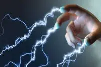 (ویدئو) انگشتان این مرد برق تولید می‌کند!