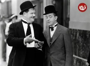 عکس| سفر در زمان؛ «لورل و هاردی» در حال حمل یک پیانو؛ سال 1316