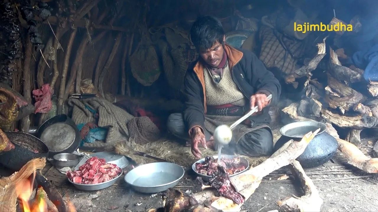 (ویدئو) پخت غذای خاص و عجیب گله داران در سرزمین های مرتفع نپال
