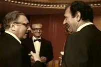 سفر در زمان؛ یادداشت‌های علم، چهارشنبه ۵ اردیبهشت ۱۳۵۲: سیاست کیسینجر و سادات مالاً یکی است و این کار به طوری که چینی‌ها خبر داده‌اند تا دو سه ماه دیگر خواهد شد، یعنی حمله مصر به اسرائیل