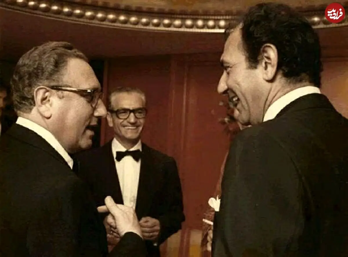 سفر در زمان؛ یادداشت‌های علم، چهارشنبه ۵ اردیبهشت ۱۳۵۲: سیاست کیسینجر و سادات مالاً یکی است و این کار به طوری که چینی‌ها خبر داده‌اند تا دو سه ماه دیگر خواهد شد، یعنی حمله مصر به اسرائیل