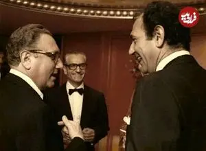 سفر در زمان؛ یادداشت‌های علم، چهارشنبه ۵ اردیبهشت ۱۳۵۲: سیاست کیسینجر و سادات مالاً یکی است و این کار به طوری که چینی‌ها خبر داده‌اند تا دو سه ماه دیگر خواهد شد، یعنی حمله مصر به اسرائیل