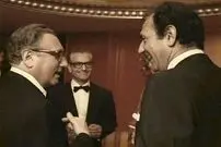 سفر در زمان؛ یادداشت‌های علم، چهارشنبه ۵ اردیبهشت ۱۳۵۲: سیاست کیسینجر و سادات مالاً یکی است و این کار به طوری که چینی‌ها خبر داده‌اند تا دو سه ماه دیگر خواهد شد، یعنی حمله مصر به اسرائیل