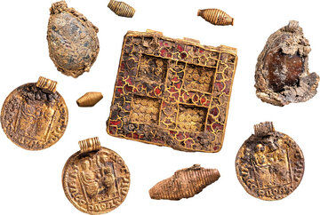 (عکس) کشف زیورآلاتی عجیب از گور ۱۳۰۰ ساله