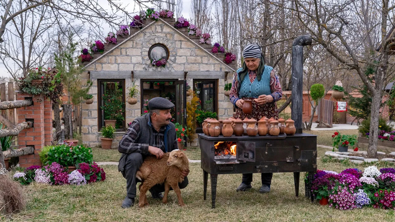 (ویدئو) پخت آبگوشت مرغ در ظرف سفالی به سبک بانوی روستایی آذربایجانی