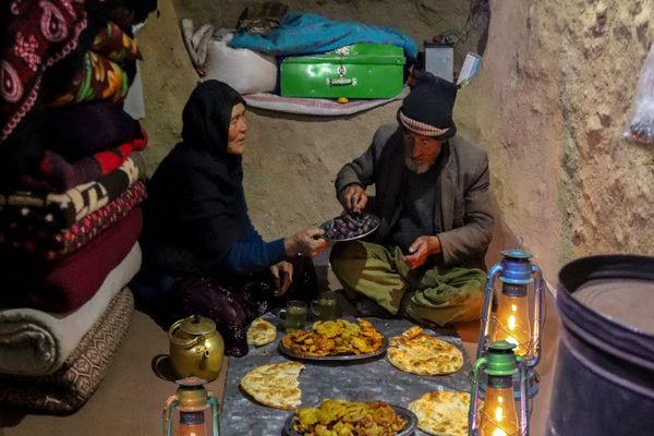 (ویدئو) غذای غارنشینان در افغانستان؛ نحوه پخت زولبیا و بامیه داخل ساج