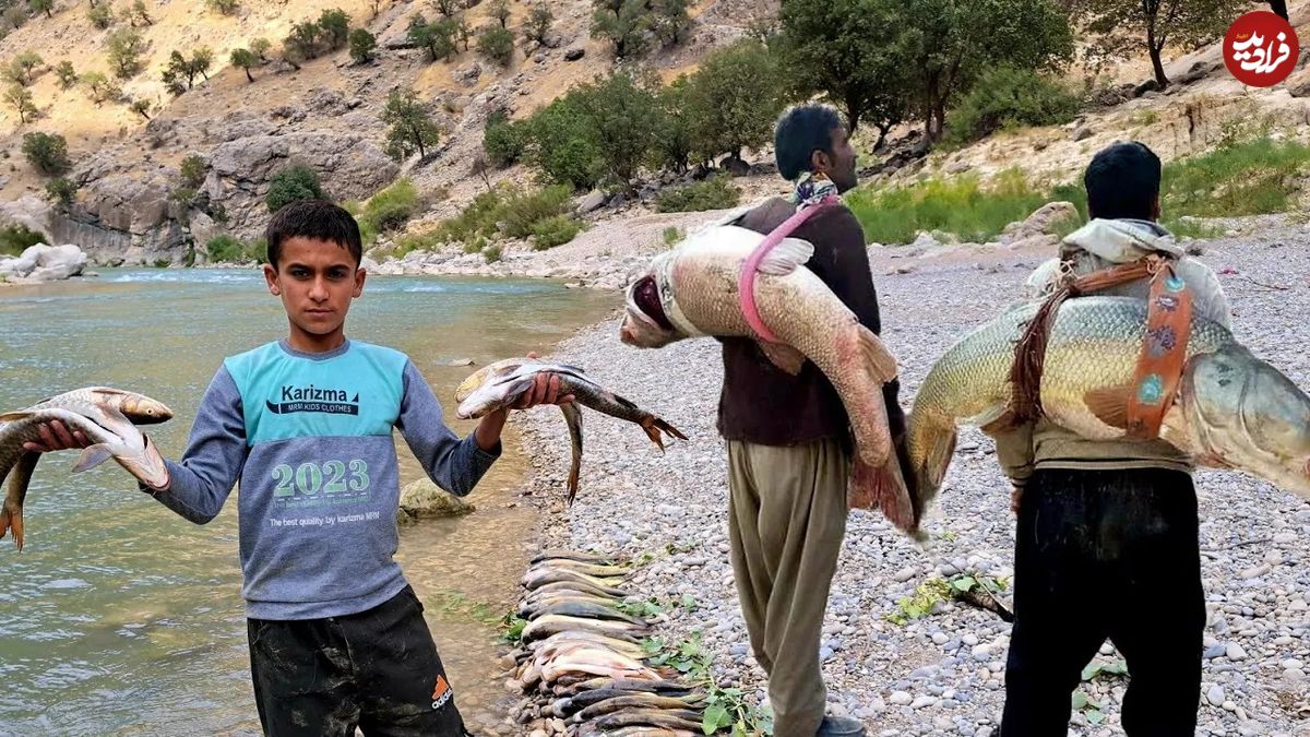 (ویدئو) ماهیگیری تماشایی مهدی و نیما، دو جوان روستایی ایرانی در رودخانه ای خطرناک