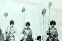 عکس| سفر به ایران قدیم؛ سرهای راهزنان خراسان روی نیزه سربازان شجاع‌الممالک