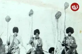 عکس| سفر به ایران قدیم؛ سرهای راهزنان خراسان روی نیزه سربازان شجاع‌الممالک