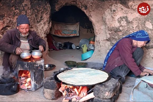 (ویدئو) فرآیند دیدنی پخت نان و خورشت تخم مرغ به روش یک زوج مسن غارنشین افغان