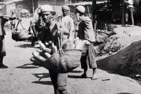عکس| سفر زمان؛ فروشنده‌های دوره‌گرد در یکی از خیابان‌های «رشت» در دوران ناصرالدین شاه