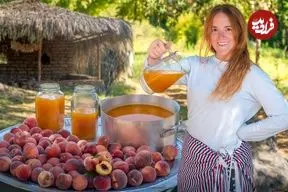 ببینید| غذای روستایی در مراکش؛ برداشت هلو و تهیه آبمیوه با آن و پخت مرغ در تنور گِلی