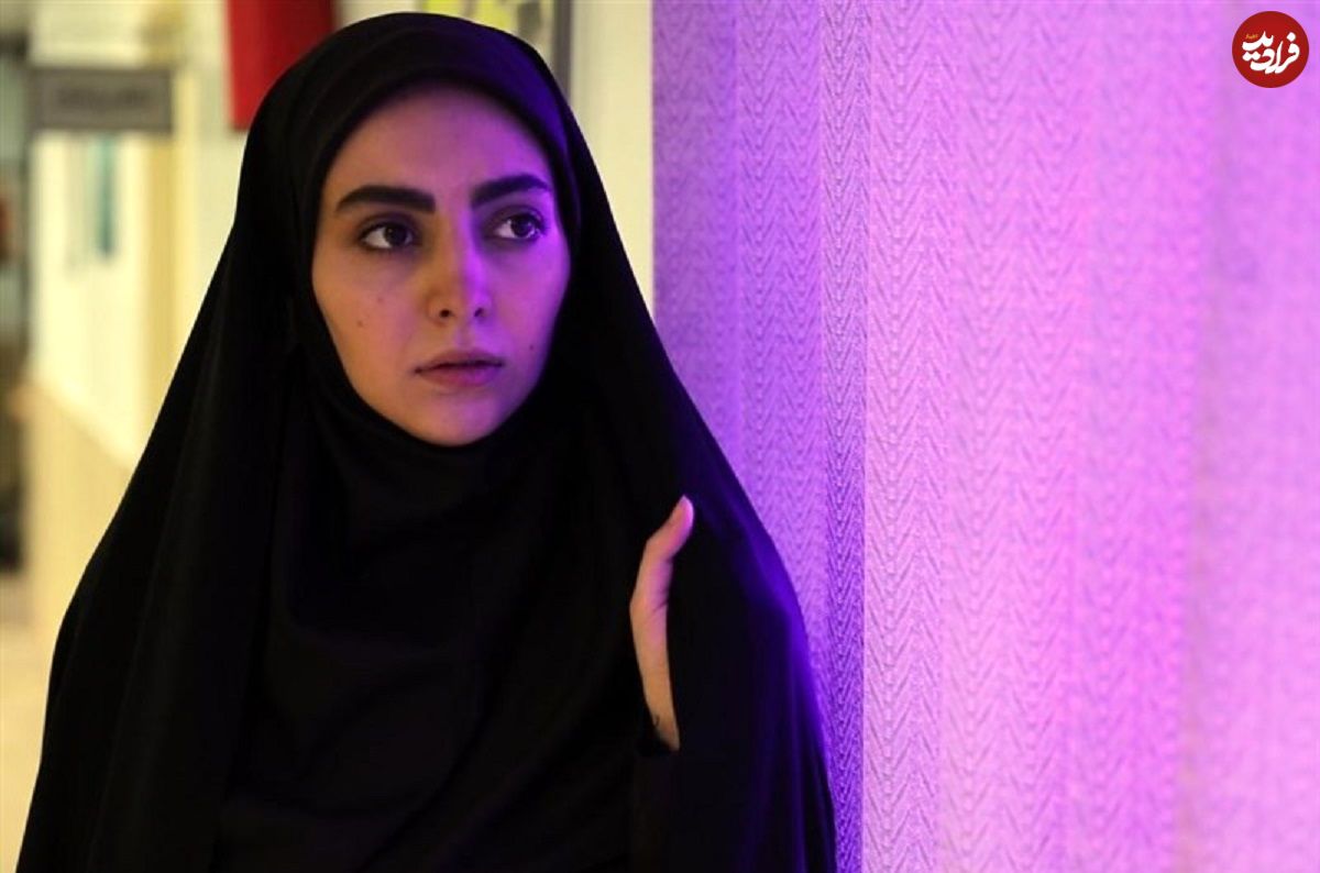عکس| سفر در زمان؛ «مرضیه» سریال بچه مهندس 3 در حال سلفی گرفتن در خیابان های تهران؛ سال 1402