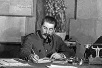 عکس| سفر در زمان؛ «استالین» در حال گفتگو با میخائیل کالینین در مسکو؛ سال 1308