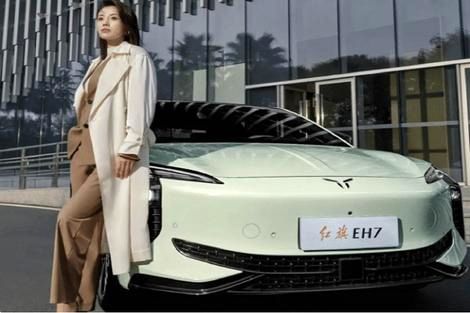 (عکس) هونگچی EH7 ؛ درباره یک خودرو چینی باکیفیت و بال های قرمزش! 