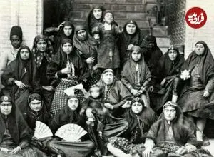 عکس| سفر زمان؛ «ناصرالدین شاه قاجار» در حال سلفی گرفتن با زنان حرمسرا