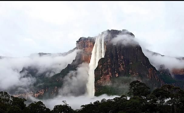 (ویدئو) سقوطی نفس‌گیر از بلندترین آبشار جهان