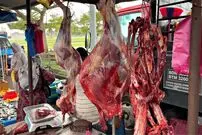 (ویدئو) بازار روز محلی مالزی؛ مهارت فروشندگان در برش زدن ماهی، گوشت و مرغ