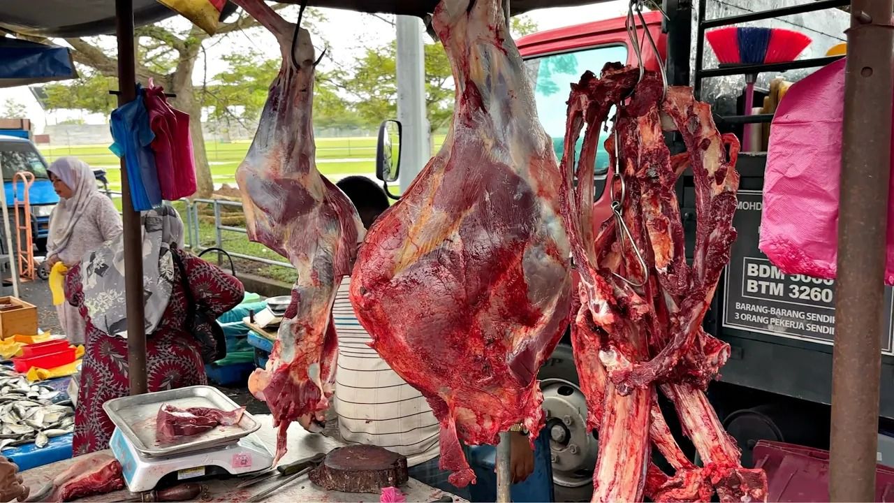 (ویدئو) بازار روز محلی مالزی؛ مهارت فروشندگان در برش زدن ماهی، گوشت و مرغ