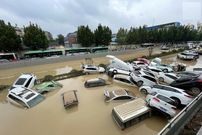ببینید؛ نجات سرنشینان خودروهای گرفتار در سیل سهمگین چین