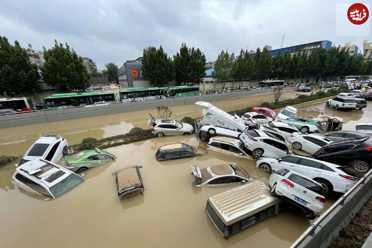 ببینید؛ نجات سرنشینان خودروهای گرفتار در سیل سهمگین چین