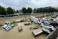 ببینید؛ نجات سرنشینان خودروهای گرفتار در سیل سهمگین چین