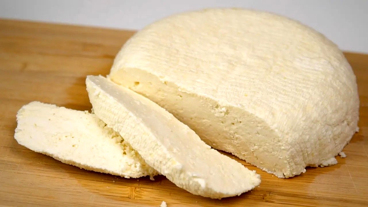 (ویدئو) 1.5 لیتر شیر بخرید و این پنیر سنتی خوشمزه را در خانه درست کنید