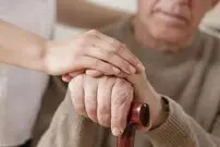 (ویدئو) پزشک زن، پارکینسون پیرمرد را با یک اشاره خوب کرد؛ اشک شوق همه درآمد