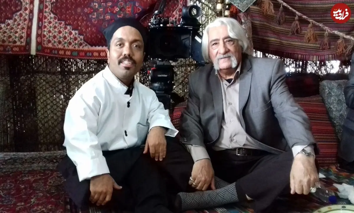 عکس| سفر زمان؛ بوسۀ «امید علیمردانی» بر چهرۀ «حشمت فردوس» در نشست خبری سریال «ستایش»