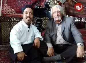 عکس| سفر زمان؛ بوسۀ «امید علیمردانی» بر چهرۀ «حشمت فردوس» در نشست خبری سریال «ستایش»