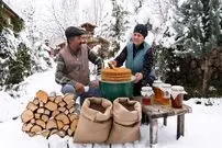 ببینید| غذای روستایی در آذربایجان؛ پخت کیک عسلی در هوای برفی روستا