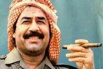 عکس| سفر به تاریخ؛ «صدام» 25 ساله در حال نشانه رفتن «اسلحه» به سمت نامزدش «ساجده»