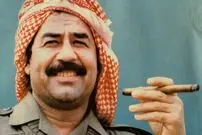 عکس| سفر به تاریخ؛ «صدام» 25 ساله در حال نشانه رفتن «اسلحه» به سمت نامزدش «ساجده»