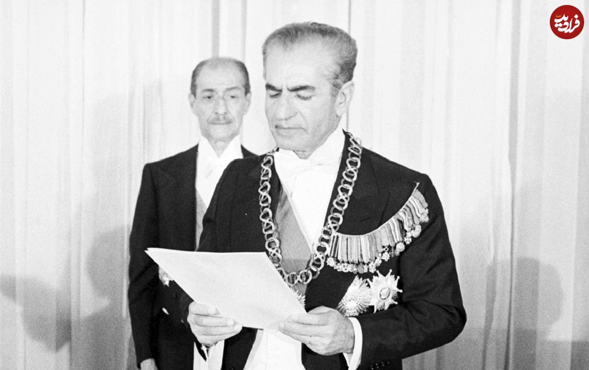 عکس| سفر در زمان؛ «محمدرضا پهلوی و فرح» در فرودگاه مهرآباد؛ خرداد 1357