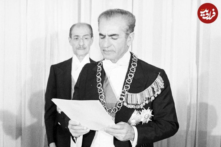 عکس| سفر در زمان؛ «محمدرضا پهلوی و فرح» در فرودگاه مهرآباد؛ خرداد 1357