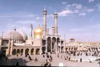 عکس| سفر به ایران قدیم؛ کودکان قمی در حال بازی روی مجسمۀ سنگ قبر؛ 115 سال قبل