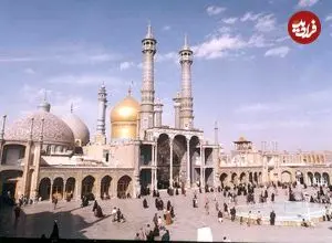 عکس| سفر به ایران قدیم؛ کودکان قمی در حال بازی روی مجسمۀ سنگ قبر؛ 115 سال قبل