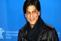 عکس| سفر در زمان؛ «شاهرخ خان» در کمپین آگاهی‌بخشی «شهر را تمیز نگه دارید» در بمبئی؛ سال 1384