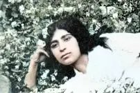 عکس| سفر به تاریخ؛ ژست خاص دختر نوازندۀ عهد قاجار در باغچه