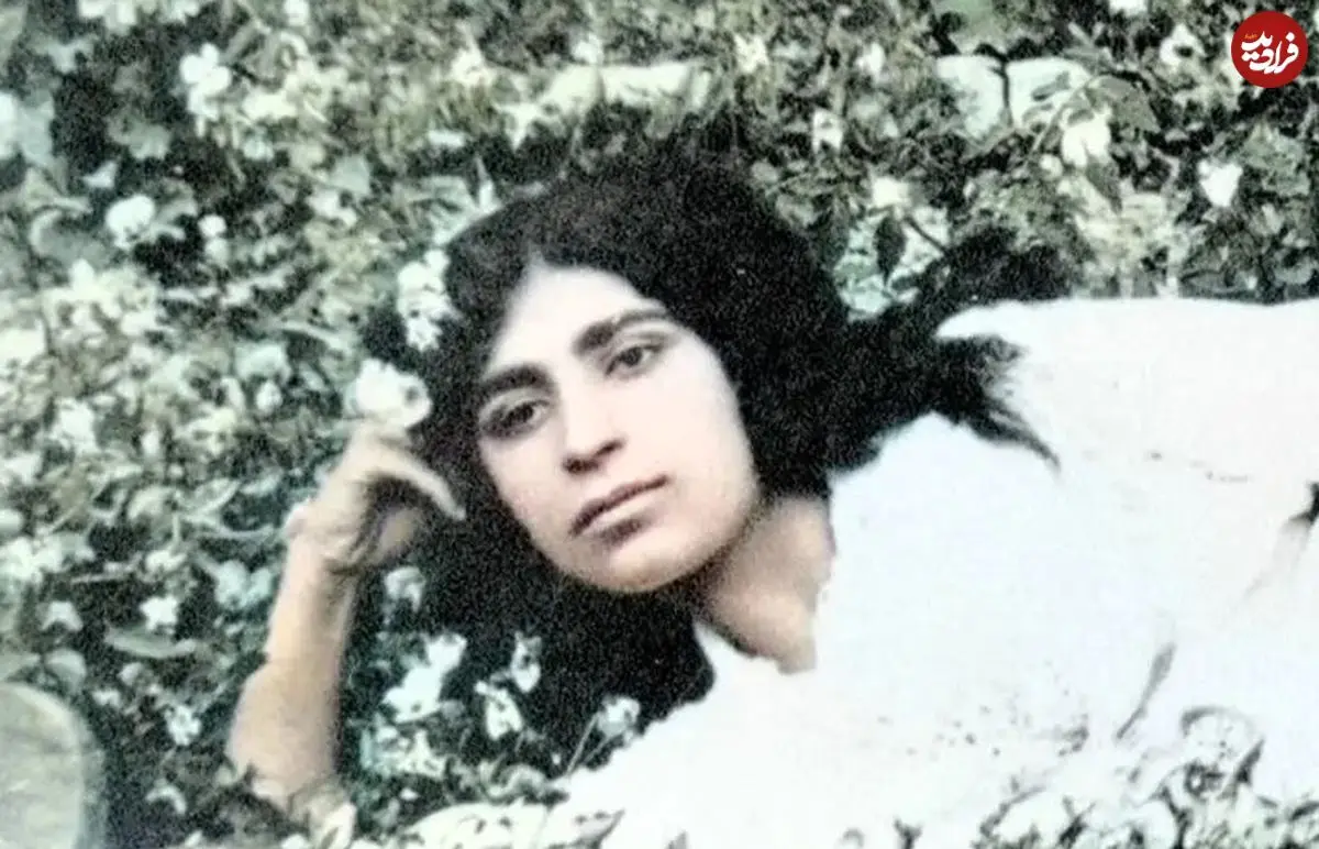 عکس| سفر به تاریخ؛ ژست خاص دختر نوازندۀ عهد قاجار در باغچه