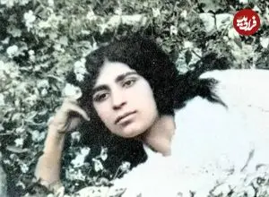 عکس| سفر به تاریخ؛ ژست خاص دختر نوازندۀ عهد قاجار در باغچه