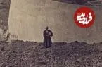 عکس| سفر زمان؛ مردان قاجاری در کنار «برج خاموشان» شهرری؛ 140 سال قبل