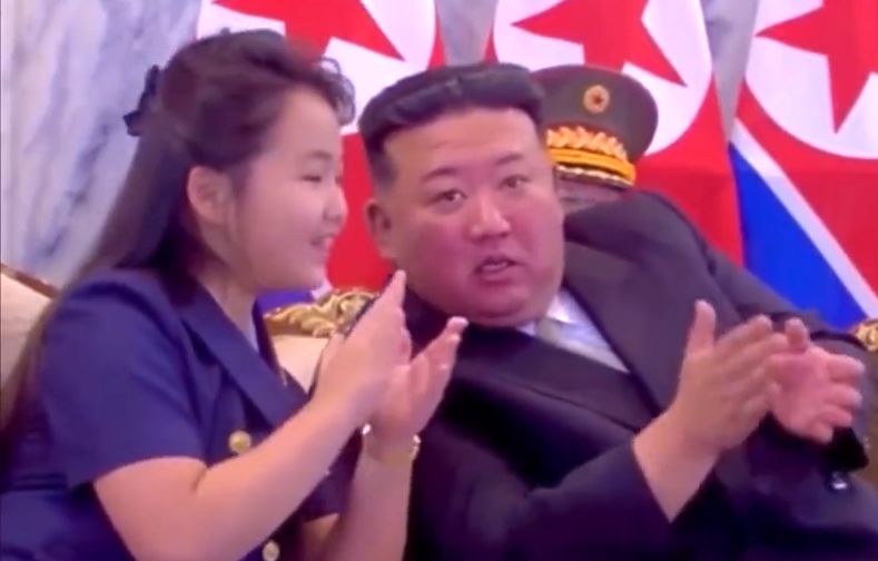 ( ویدیو) تصاویر خبرساز از روابط صمیمانه کیم جونگ اون با دختر ۱۰ ساله‌اش؛ این دختر رهبر بعدی کره شمالی است؟
